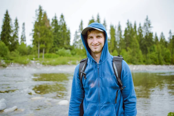 Turista Masculino Pie Junto Río Montaña —  Fotos de Stock