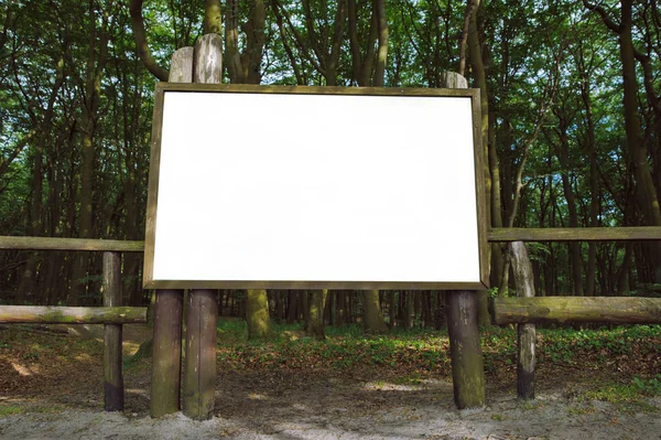 Witte Billboard Het Park Met Ruimte Voor Advertentie — Stockfoto