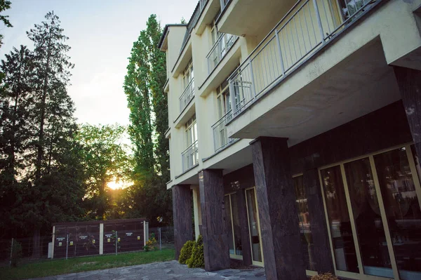 Front Utsikt Över Ett Lyxhotell Havet Stad — Stockfoto