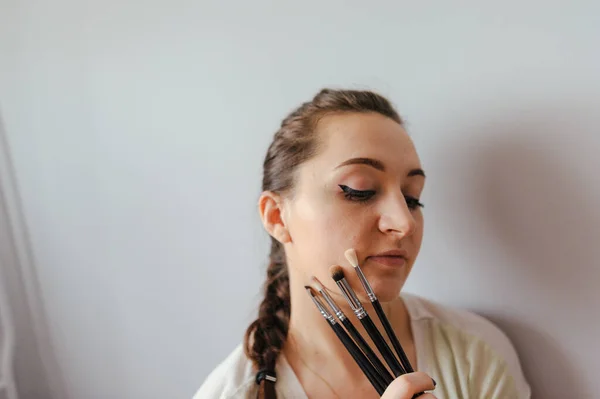 Brunetta Ragazza Applicando Make Casa — Foto Stock