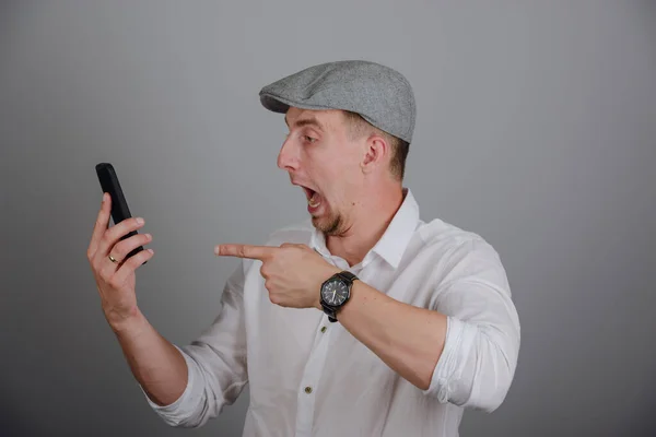 Portret Van Het Gebruik Van Angry Young Man Schreeuwen Mobiele — Stockfoto