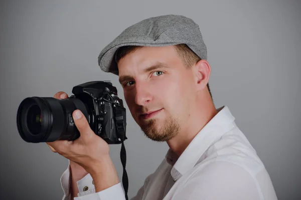 Young Man Using Professional Camera Studio — Stock Photo, Image