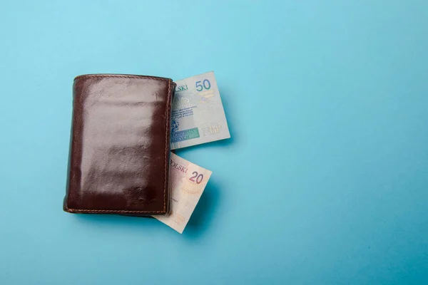 Cartera Cuero Hombre Marrón Con Billetes Dinero Sobre Fondo Azul — Foto de Stock