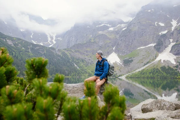 Man Ontspannen Het Meer Bergen Zonnig Landschap Stockfoto