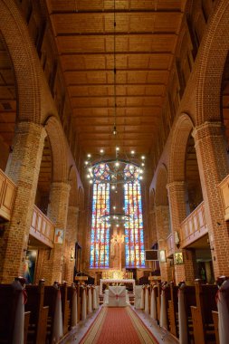 Düğün öncesi kilise mabedi. Gelin ve damat için boş sandalyeler