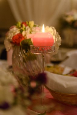 Güzel dekore edilmiş düğün masası ve düğün salonundaki diğer detaylar. Düğün günü.