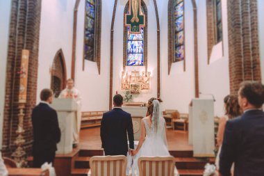 Kilise düğününde gelin ve damat. Güzel dekorasyon