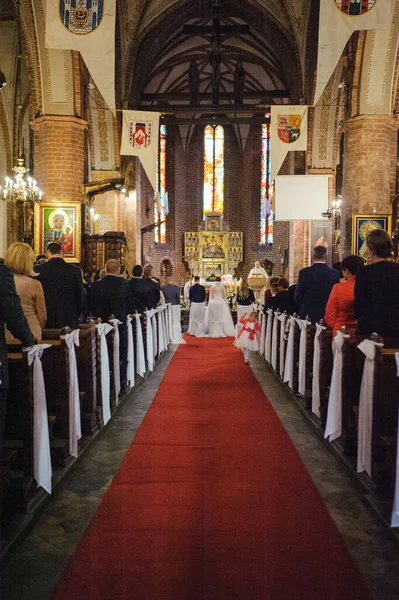 Braut Und Bräutigam Bei Kirchlicher Trauung Während Der Zeremonie Schöne — Stockfoto