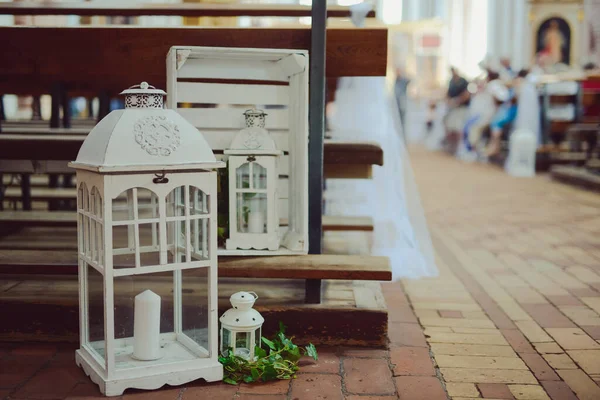 結婚式の前に教会の聖域 花嫁と新郎のための空の椅子 — ストック写真