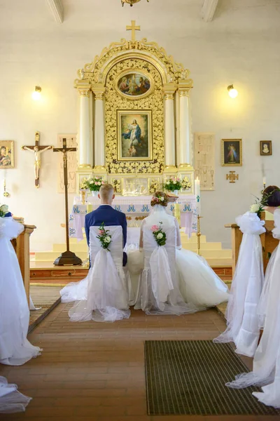 Bruid Bruidegom Kerkelijk Huwelijk Tijdens Ceremonie Prachtige Decoratie — Stockfoto