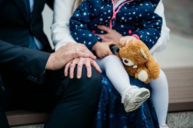 Gelin ve damat doğadaki bir fotoğraf çekiminde..