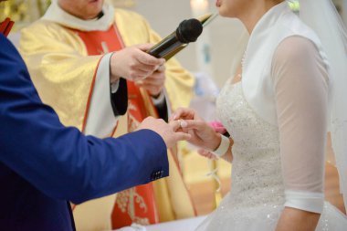 Gelin ve damat düğün sırasında parmaklarına alyans taktılar..