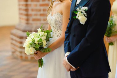 Kilise düğününde gelin ve damat. Güzel dekorasyon