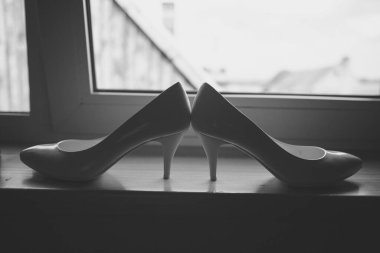 Gelin beyaz düğün ayakkabıları gösteriyor. Düğün ayrıntıları. Kapat.