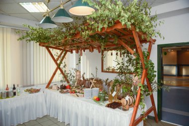 Düğünde yemekli geleneksel kırsal masa..