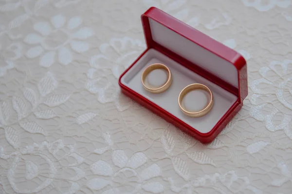 Krásné Dva Zlaté Snubní Prsteny Vyrobeno Vysoce Kvalitního Materiálu — Stock fotografie