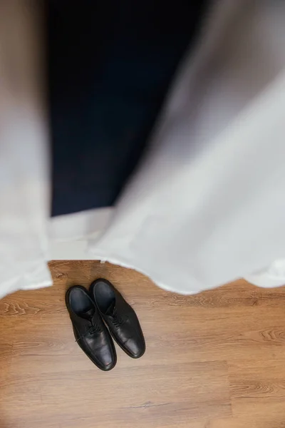 新郎黒エレガントな靴 結婚式の詳細 閉じろ — ストック写真