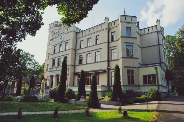 Palacio Histórico Renacentista Polonia Rodeado Hermoso Jardín Verde —  Fotos de Stock