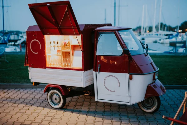 Carro Casamento Luxo Decorado Com Belas Flores Noivas Noivos Dia — Fotografia de Stock