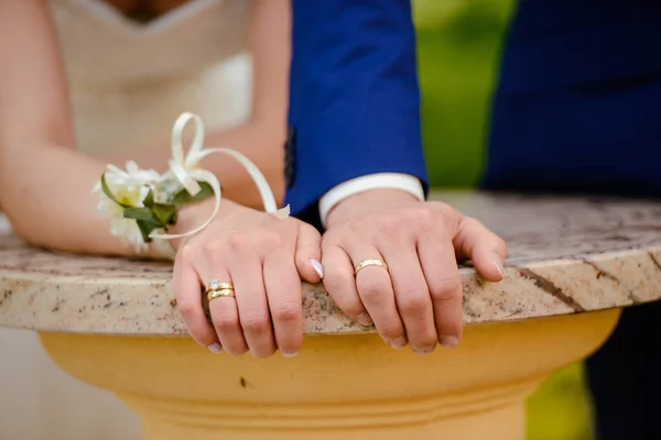 Krásné Dva Zlaté Snubní Prsteny Vyrobeno Vysoce Kvalitního Materiálu — Stock fotografie