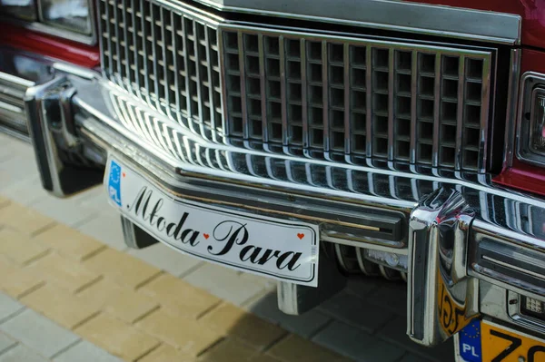 Carro Casamento Luxo Decorado Com Belas Flores Noivas Noivos Dia — Fotografia de Stock