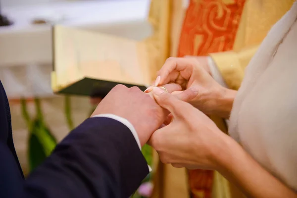 Novia Novio Durante Ceremonia Boda Poner Anillos Boda Sus Dedos —  Fotos de Stock