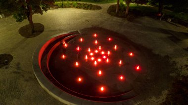 Gün batımında Karpacz 'ın gökyüzü manzarası. Drone hava fotoğrafçılığı.