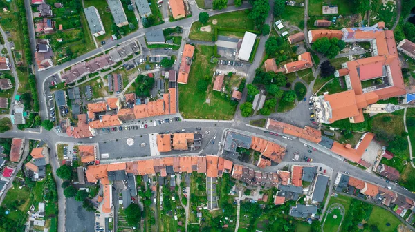 山の町の典型的なポーランドの住宅不動産の空中写真 無人機を使用して日当たりの良い部分曇りの日に撮影 住宅不動産や農家のフィールドを示しています — ストック写真