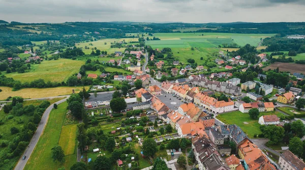 Flygfoto Typisk Polsk Slanggård Bergsstäderna Tagna Solig Del Molnig Dag — Stockfoto