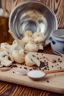 Ahşap bir masa yüzeyinde keskin bir mutfak bıçağı kullanarak ıspanak kesen kadın. Daha fazla ham taze yaprak kesilmeye hazır. Mutfak eylemleri konsepti