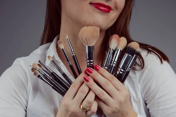 Mulher Segurando Conjunto Escovas Cosméticas Para Maquiagem Isolado Cinza — Fotografia de Stock