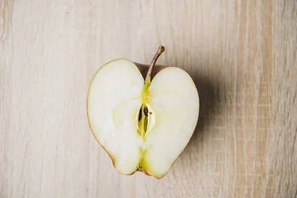 Bir Olgun Kırmızı Elma Beyaz Bir Arkaplanda Izole Edilmiş — Stok fotoğraf