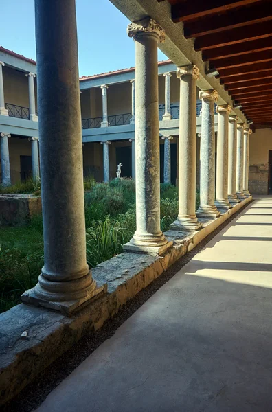Reconstrucción de una villa romana con columnas jónicas en la ciudad de Kos — Foto de Stock