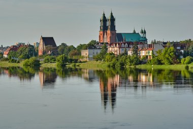Warta Nehri ve bir katedral kentsel peyzaj