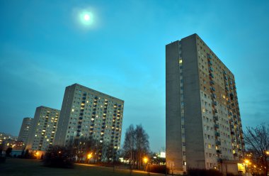 Bir site içinde geceleri üzerinde gökdelenler