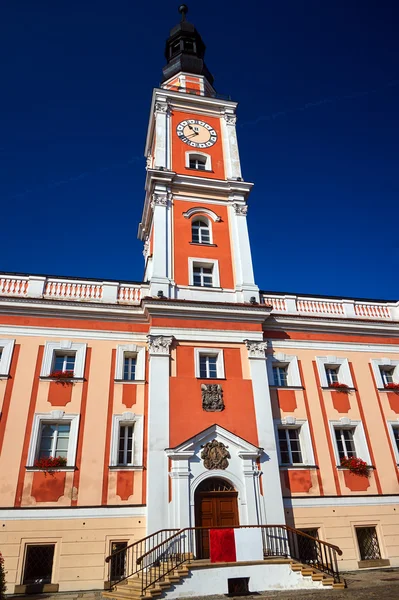 Ратуша в стиле барокко с часовой башней на рынке — стоковое фото