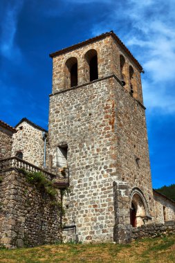 Bir Ortaçağ taş kilise çan kulesi içinde Prunet, Rhône-Alpes