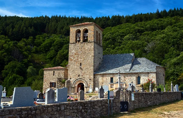 Begraafplaats en middeleeuwse stenen kerk met een klokkentoren in Prunet — Stockfoto