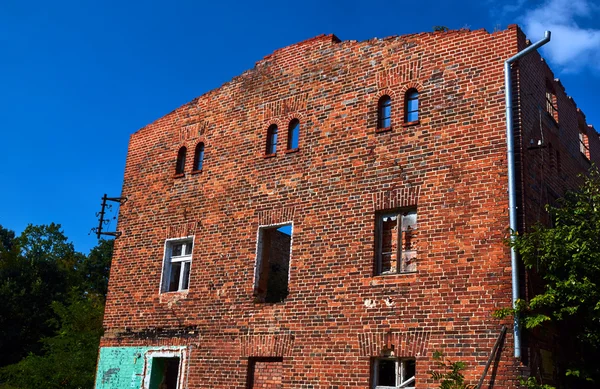 Крах червоно-цегляної будівлі без даху — стокове фото
