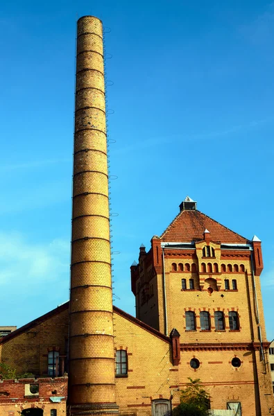 Schoorsteen en gebouwen van de oude slachthuis — Stockfoto