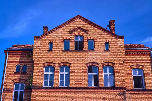 Um edifício abandonado do antigo matadouro — Fotografia de Stock