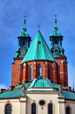 Kuleleri ve Basilica Başpiskoposluk heykelleri