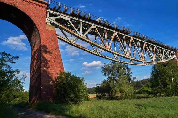 Pont ferroviaire en acier détruit — Photo