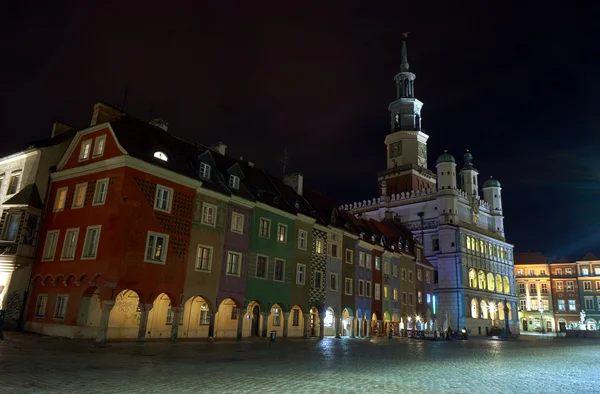 Épületek és a reneszánsz városháza éjjel Poznanban — Stock Fotó