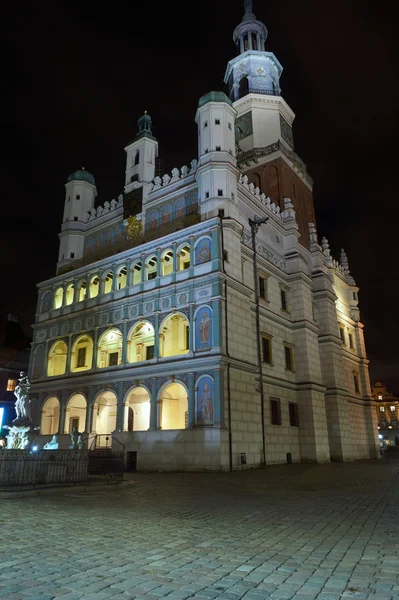 Gevel van het Renaissance stadhuis nachts in Poznan — Stockfoto