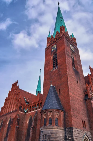 La iglesia neogótica con campanario —  Fotos de Stock