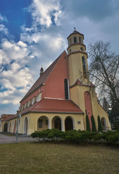 Katolska kyrkan med en klockstapel i Poznan — Stockfoto