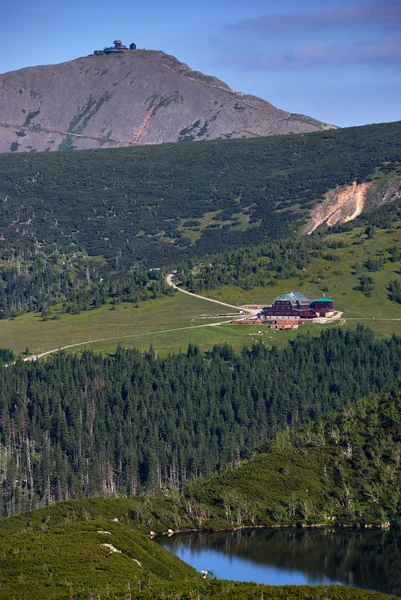 Mountain cottage in the Giant Mountains with views of the Sniezka — Stock Photo, Image