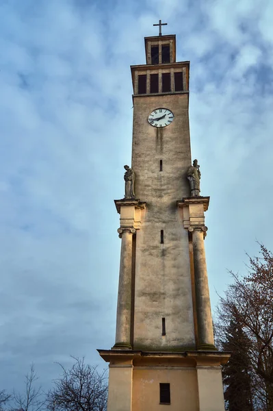 Neoklassiska campanile med statyer och klocka — Stockfoto