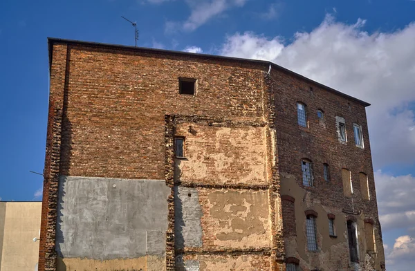 Фасад разрушенного здания в Познани — стоковое фото